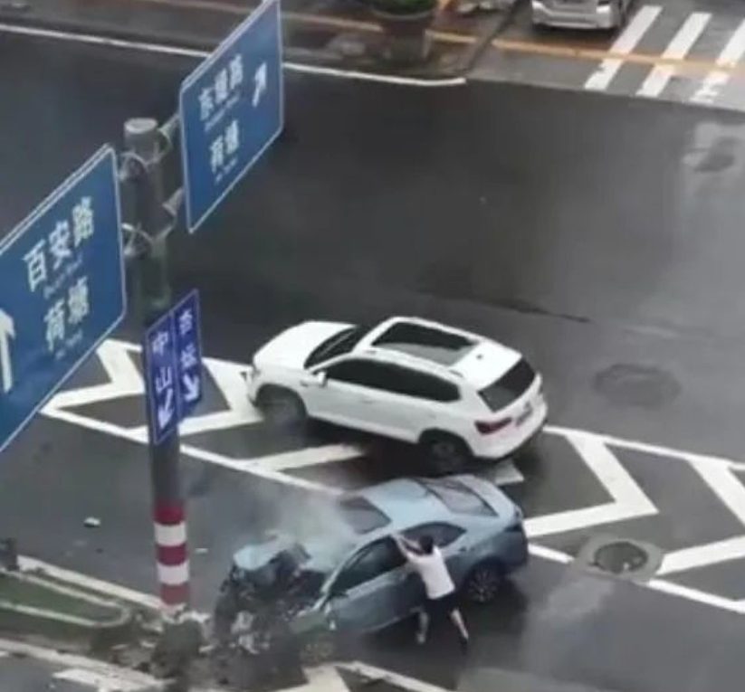 最近广东一辆丰田卡罗拉双擎发生事故，卡罗拉车头严重撞毁，车门无法打开
