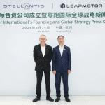 Stellantis集团CEO唐唯实(左)与零跑汽车CEO朱江明(右)