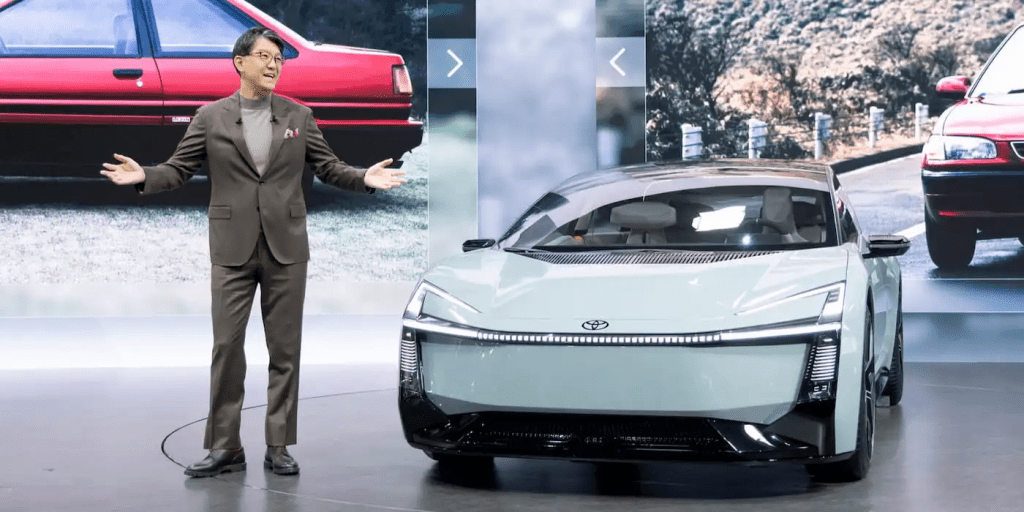 丰田首席执行官佐藤恒治在日本移动展上发布卡罗拉概念车
