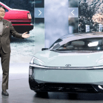 丰田首席执行官佐藤恒治在日本移动展上发布卡罗拉概念车