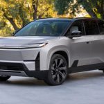 2027款丰田汉兰达纯电版SUV,封闭格栅贯穿灯带,北美首款三排座BEV