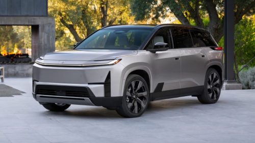 2027款丰田汉兰达纯电版SUV,封闭格栅贯穿灯带,北美首款三排座BEV