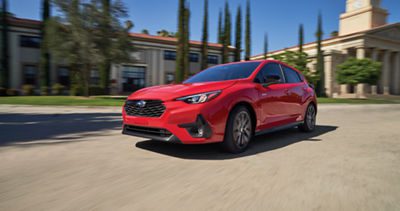 2026款斯巴鲁Impreza RS掀背车，红色车身动态行驶，全时四驱