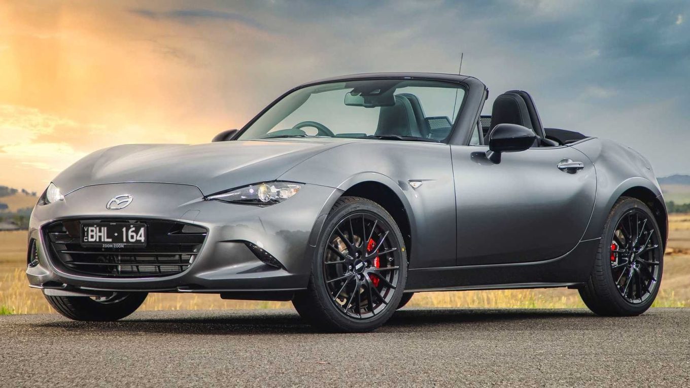 马自达MX-5 Miata敞篷跑车，银灰色车身，经典双座后驱设计