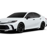 2026款丰田凯美瑞Nightshade黑化版轿车,白色车身黑色轮毂