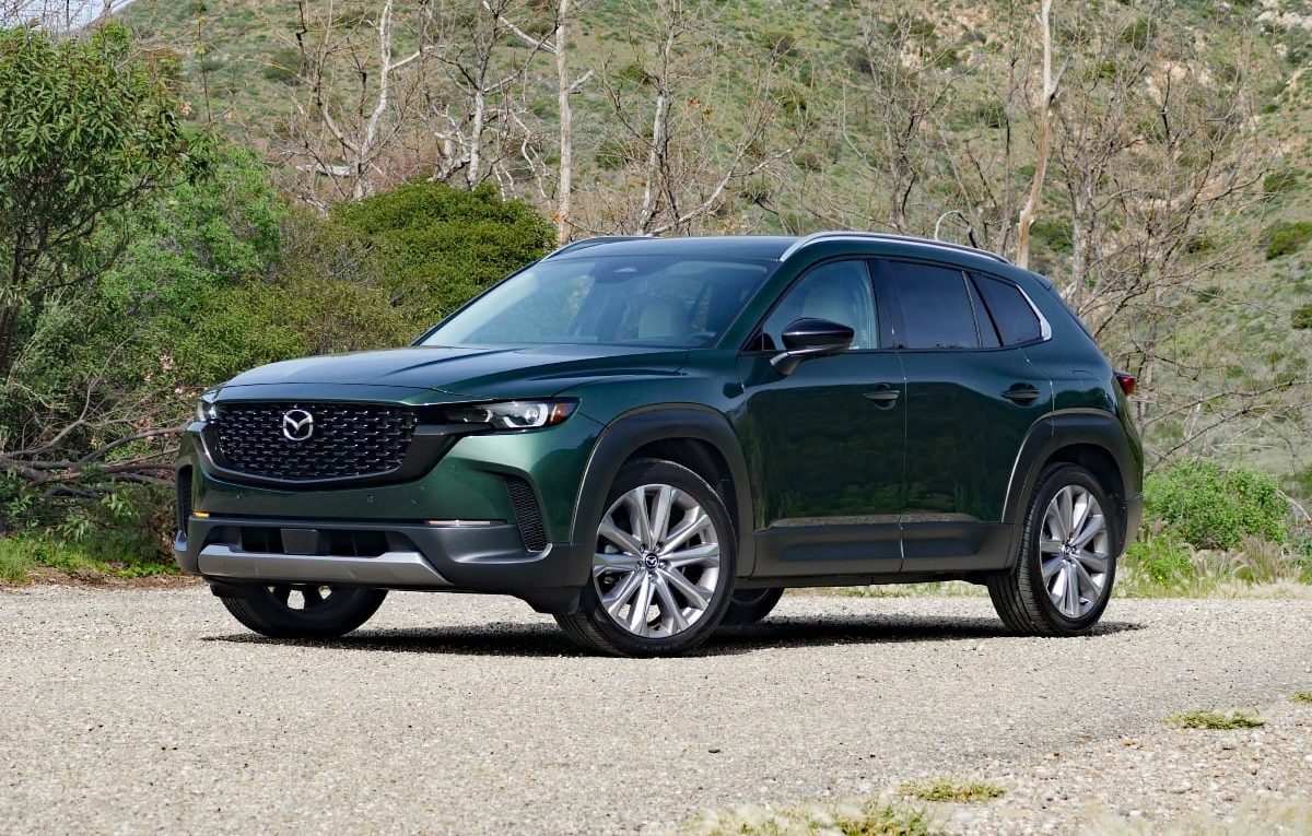 2026款马自达CX-50紧凑型SUV，深绿色车身，碎石路面，操控出色